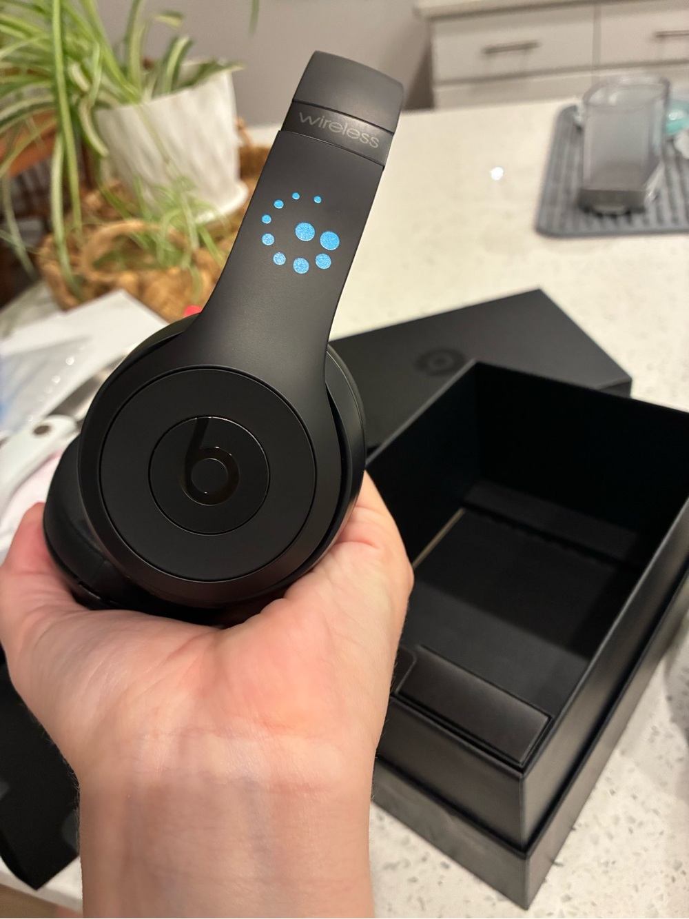 Beats Solo3 Wireless On-Ear Headphones - Black - Picture 5 of 9